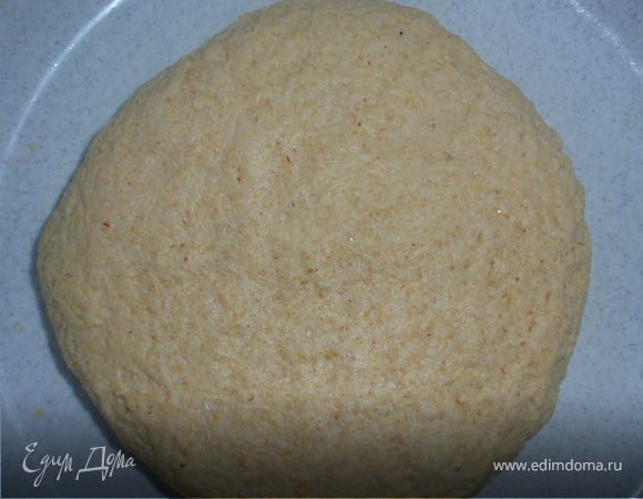 Смешать в миске обе муки, дрожжи, соль, кунжут. Влить воду и оливковое масло. Замесить тесто. Накрыть и оставить в теплом месте на 1,5 часа.