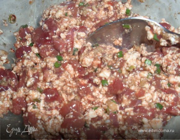 Делаем начинку. Печень порезать на мелкие кусочки, добавить творог, мелко нарезанный лук, очень мелко нарезанный чеснок, соевый соус и специи.