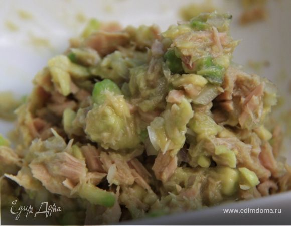 2. Смешиваем с консервированным тунцом, солим-перчим по вкусу.