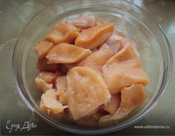 Куриное филе режим на небольшие кусочки толщиной 1-1,5см и отбиваем.