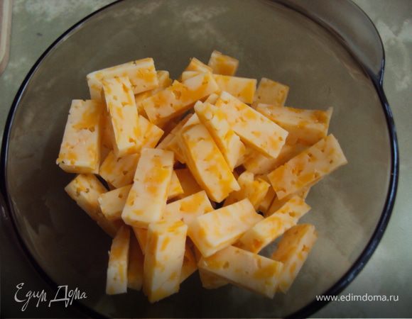 Сыр нарезаем соломкой, а чеснок раздавливаем в чеснодавке.