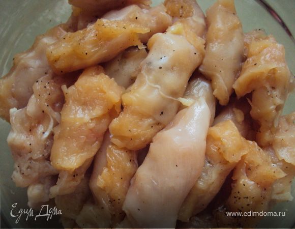 На краешек наших "биточков" ставим кусочек сыра и закручиваем в рулетик.