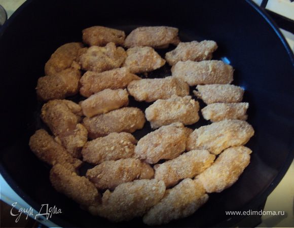 Обваливаем наши рулетики в панировочных сухарях и отправляем на разогретую с маслом сковороду. Обжариваем  с одной и другой стороны до золотистого цвета.