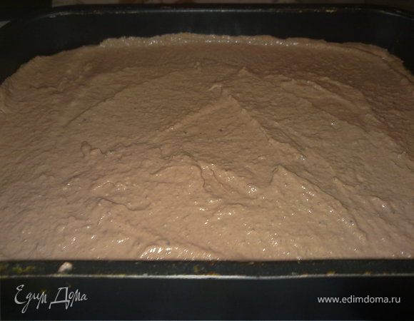 Обжарить на сливочном масле кусочки грудку до готовности, отложить.
Печенку промыть, высушить и надрезать в самых толстых местах. Обжаривать на сливочном масле небольшими порциями, до полуготовности. Нарезать и слегка обжарить лук, в конце плеснуть коньяка и чуть выпарить. Измельчить блендером грудку, печень, лук и сливки, добавить мускатный орех, соль, перец. Затем получившуюся массу протереть через сито, выложить в форму, затянуть фольгой, если форма без крышки. Форму поставить в емкость с водой и запекать в предварительно разогретой духовке до 150 градусов два часа.
