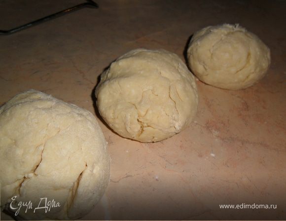 Постепенно вводить муку, тщательно перемешивая. Полученное тесто разделить на 3 - 4 части и убрать в холодильник, чтобы его немного охладить.