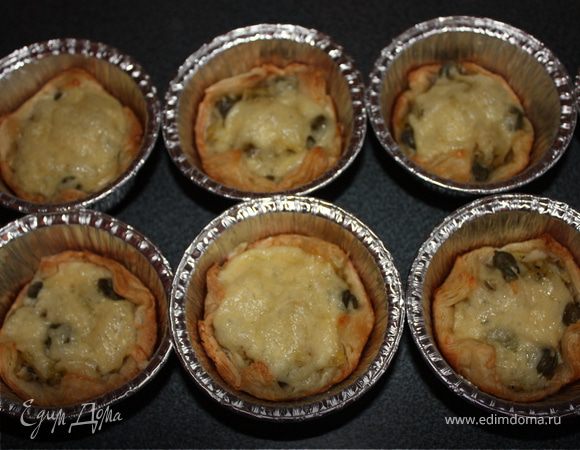 Выпекать 15-20 минут. Подавать со сметаной. Приятного аппетита!