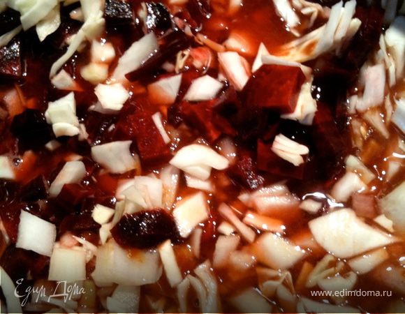 Мелко нарежьте капусту, лук, свеклу и сельдерей, положите в кастрюлю. Добавьте томатную пасту, оливковое масло и воду. Она должна покрыть овощи на 2 см.