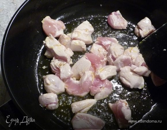Разогреть масло в сковороде и обжарить грудку 2-3 минуты со всех сторон. 