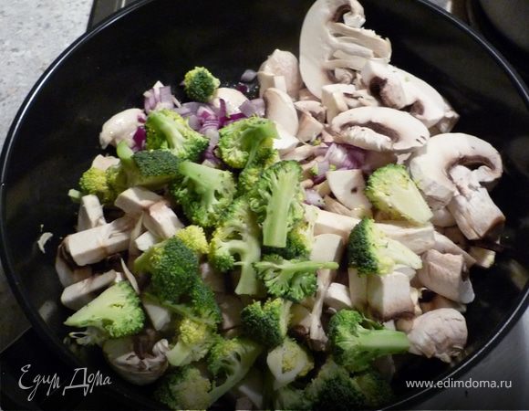 Затем добавить грибы, брокколи, чеснок и лук, немного все вместе жарить.