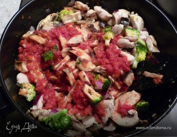 Добавить муку, затем томаты, вскипятить. Вмешать шалфей и овощной бульон, потомить 5 минут. Приправить солью, перцем и сахаром (чуть-чуть). 