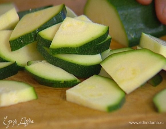 Цукини нарезать небольшими ломтиками.