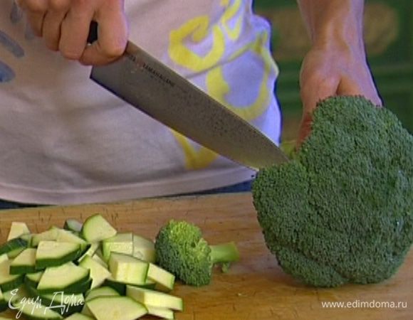 Брокколи разобрать на соцветия.