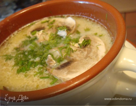 Муку обжарить на слив. масле до золотистого цвета, затем аккуратно помешивая ввести сливки, проварить до загустения и ввести в суп и варить еще 10 минут. Перемешать. Выключить и дать настояться минут 5.
Готовый супчик разлить по тарелочкам и украсить свежими шампиньонами и зеленью