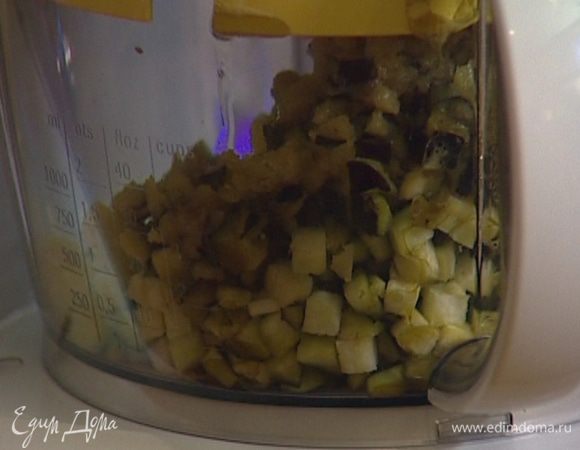 Баклажаны нарезать небольшими кубиками.