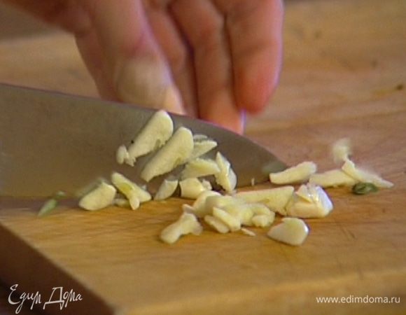 Чеснок почистить и мелко нарубить.