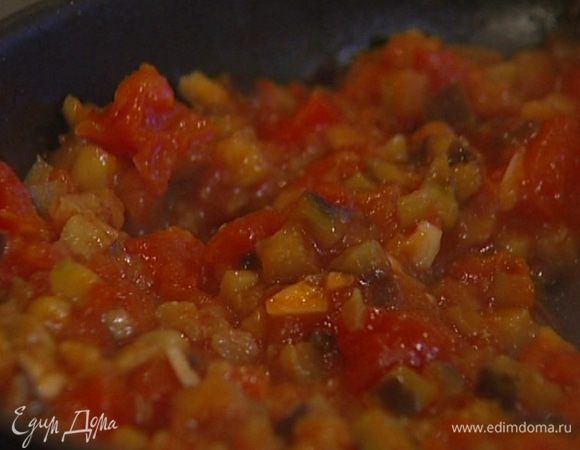 Помидоры мелко порезать, добавить в сковороду, перемешать.