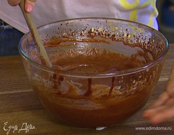 Желтки взбить со 150 г сахара в светлую воздушную массу, затем, не переставая взбивать, добавить шоколад с маслом. 