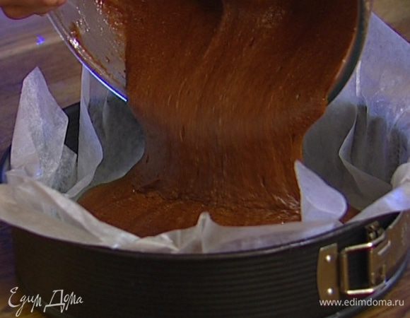 Охлажденные белки взбить со щепоткой соли, ввести в шоколадную массу, перемешать и выложить все в форму, выстеленную бумагой для выпечки. Выпекать в разогретой духовке около 40 минут, затем остудить и раскрошить. 