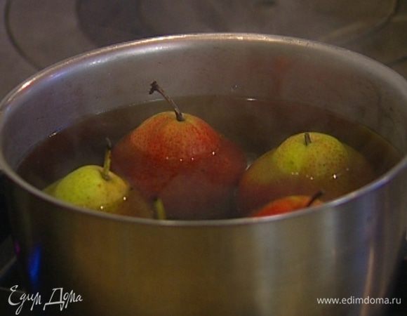 Груши поставить в небольшую кастрюлю, залить их горячей водой, добавить стручок ванили (зерна оставить) и варить минут 20, чтобы груши стали мягкими, но не разваливались. 