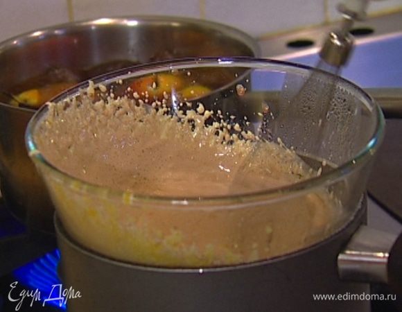 На водяной бане взбить 2 желтка и 4 ст. ложки сахара, через 3–4 минуты, не преставая взбивать, влить 4 ст. ложки вина. 