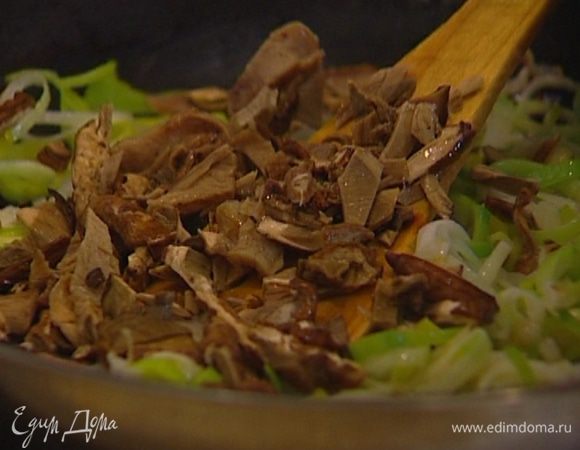 Грибы мелко нарезать и отправить в сковороду к луку и чесноку. 