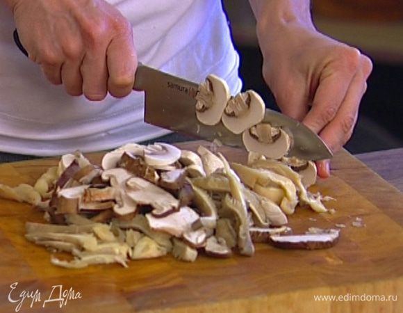 Свежие грибы почистить и нарезать. 