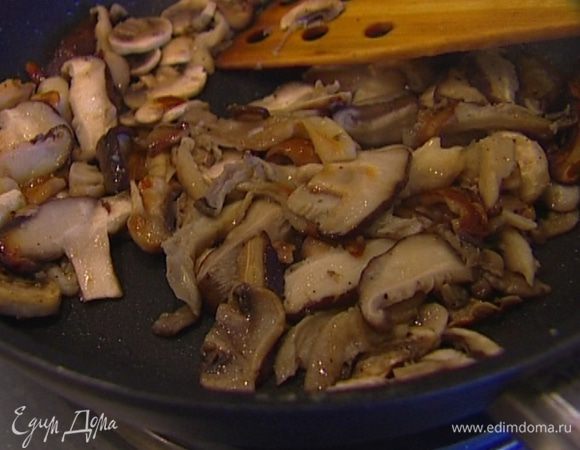 Разогреть в сковороде 1 ч. ложку сливочного и 1 ст. ложку растительного масла и обжарить грибы до готовности, посолив и поперчив их, в конце добавить петрушку. 