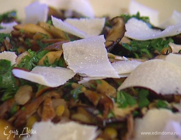 Выложить на тарелки чечевицу, сверху поджаренные грибы, присыпать все пармезаном и подавать.

