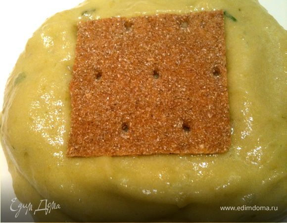 из куриного филе, лука и яйца делаем паровые рубленные котлеты, можно немного чеснока добавить. 
Варим картофель, делаем пюре, добавляя молоко и яйцо, затем "обклеиваем" пюре котлетку, делаем мордочку, глазки из оливок, "яблочко" из помидорки.
В остальное пюре я добавила базилик и горошек, все взбить в блендере и сделать полянку, сверху положить кусочек хлебца.