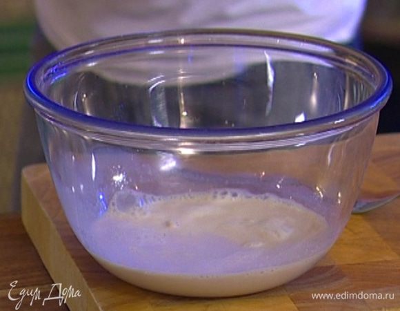 Приготовить опару: дрожжи развести в 250 мл теплого молока, добавить 2 ст. ложки сахара и 2 ст. ложки теплой воды, перемешать. 