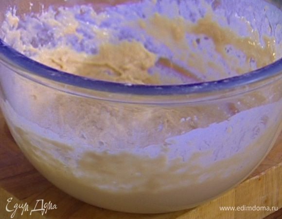 Когда дрожжи и сахар полностью растворятся, добавить 200 г просеянной  муки и замесить опару, затем накрыть посуду с опарой влажным полотенцем и поставить на час в место, где нет сквозняков (например, в духовку). 