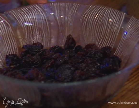 Изюм замочить в коньяке. 