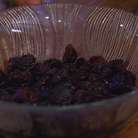 Изюм замочить в коньяке, чуть позже добавить в него апельсиновую цедру. 