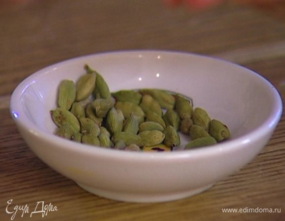 Из стручков кардамона вынуть зерна и растереть в ступке.