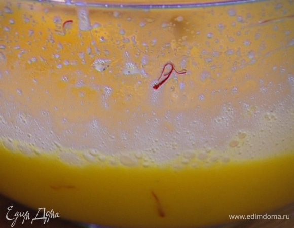 Добавить растертый кардамон и шафран, предварительно слив воду. 