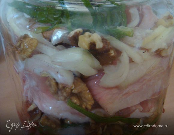 Бедра помыть,чуть промокнуть, натереть солью и перцем. Лук нашинковать,чеснок раздавить.
Духовку разогреть до 190 гр.Ц. Укладываем курочку в банку- на дно-олив.масло,чесночину,немного укропа, курицу, грецкие орехи (таким образом перекладываем слоями. Заливаем вином. У меня ушло 130 мл. примерно, зависит от степени наполненности банки. Нужно залить вином банку не до конца, оставить сантиметров 5-7,так как крочка еще пустит сок во время готовки. Сверху присыпаем укропом с чесноком.
