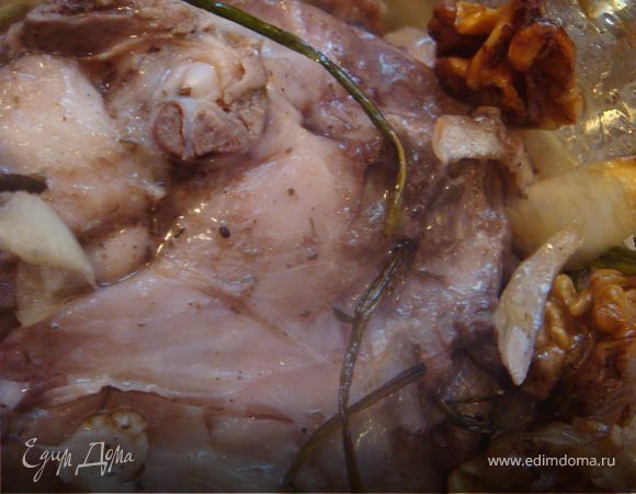 Ставим нашу банку с курицей в духовку (никаких манипуляций с противнем и водой не требуется- банка не треснет если она у вас была не замороженная!). на 40 минут. Дальше убавляем огонь до 170-160 и томим еще 20 минут. Выключаем духовку,но банку не вынимаем,пока она немного не остынет,а курица в ней не перестанет кипеть.
Подавать с вашим любимым гарниром. Приятного аппетита!