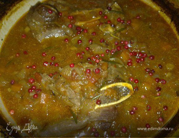 Когда мясо будет готово, насыпать розового перца и дать потомиться еще минуты 3.