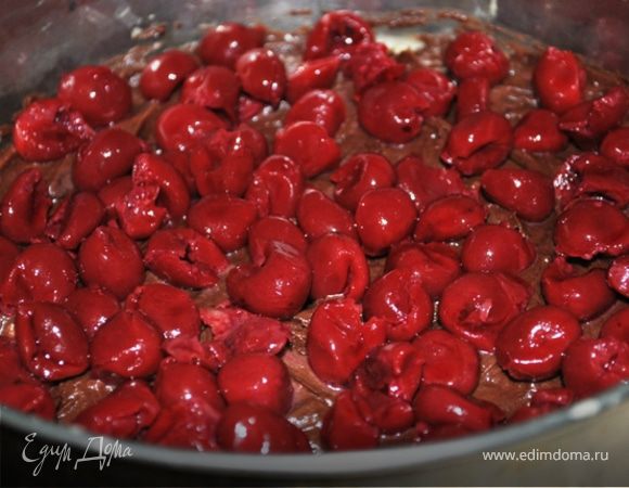 Яйца взбить миксером с сахаром и маслом. Добавить муку и разрыхлитель, перемешать. Разделить на две части. В одну часть добавить 2 ст.л.какао.
В форму выкладываем сначала светлое тесто,а затем тёмное.
На тесто выкладываем вишню без косточек.