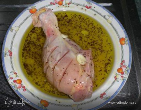 Все ингредиенты для маринада смешать и залить курицу. Отправить в холодильник на час. Время от времени перемешивать.