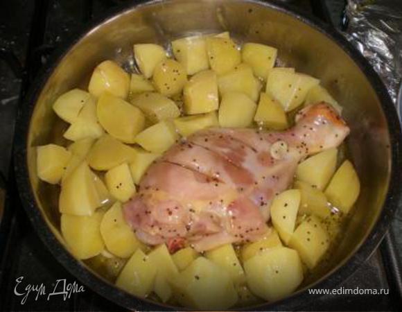 В кастрюлю выложить сначала картофель, потом курицу и залить все маринадом. Отправить в предварительно разогретую до 200*С духовку на 1 час приблизительно. Время от времени перемешивать с маринадом. Приятного аппетита!