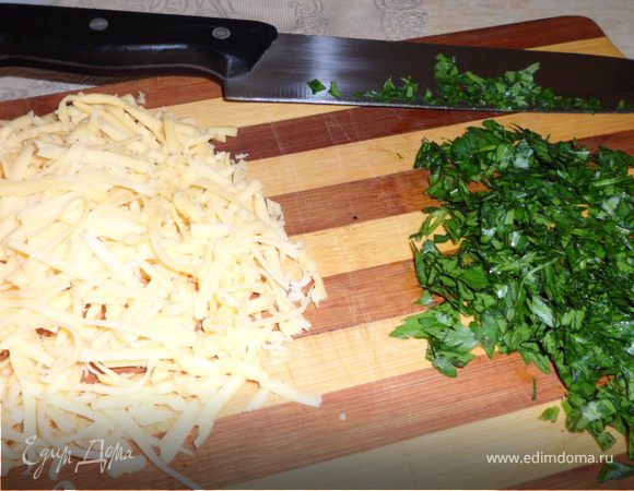 Варим картошку до готовности но главное чтоб она не разварилась.
Даем остыть и натираем на терке.
Сыр также натираем на крупной терке.
Измельчаем петрушку.
Крекеры измельчаем в блендере.
