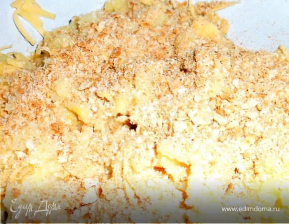 В натертую картошку добавляем взбитые с солью и травами яйца,хорошо перемешиваем, всыпаем крекеры(большую часть) и сыр.
Все перемешиваем.