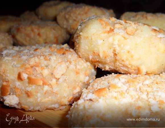 Формируем из этого лепешечки,обваливаем еще чуть чуть в крекерах(можно взбить еще одно яйцо, и чередовать обвалять в крекерах, в яйце и снова в крекерах).
