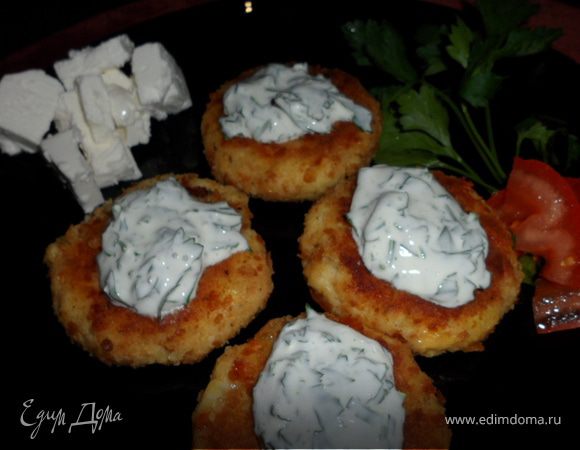 Обжариваем на оливковом масле до золотистой корочки.
Делаем соус из сметаны и зелени.
Нарезаем кусочками Фета.
Выкладываем на тарелку лепешки, поливаем соусом, выкладываем Фета,украшаем.