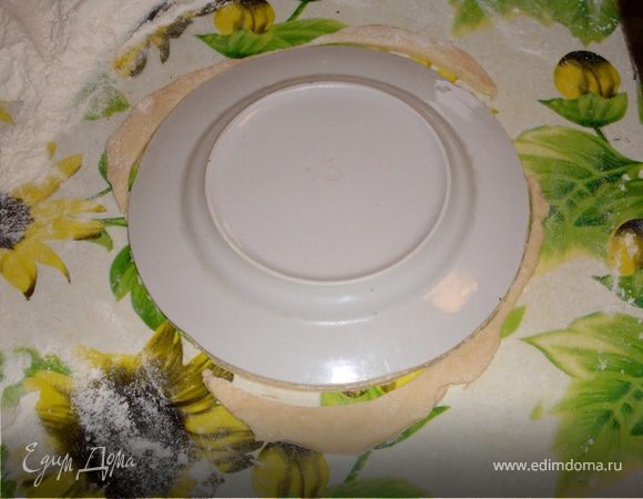 Замешиваем тесто.
Используя перевернутую тарелку как форму, вырезаем большие кружки.
