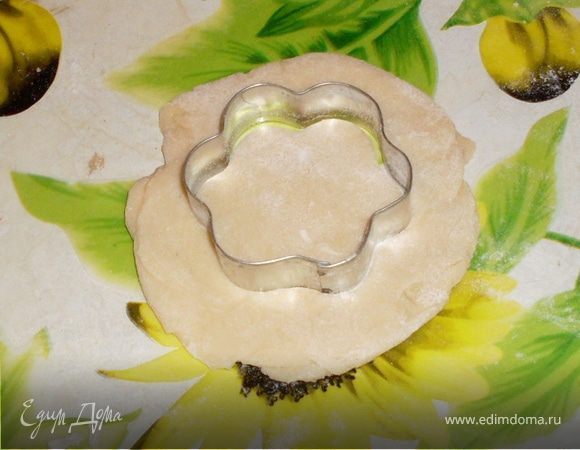 Маленькие кружки делаем формочкой для печенья.