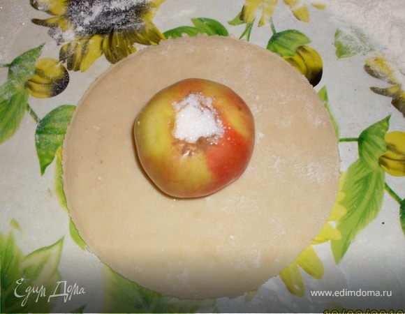 Вместо удаленной яблочной сердцевины заполняем яблоко смесью сахара,масла и корицы.