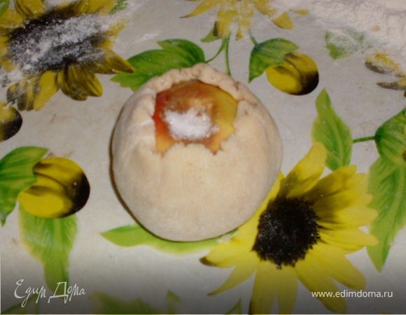 Заворачиваем в тесто яблоки.