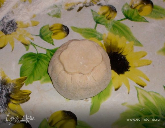 Закрываем верхние отверстия маленьким кружком,смоченным водой.